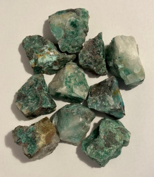 Dioptaasi kvartsissa raakakivi / Dioptase in Quartz rough stone / Dioptase en quartz pierre brute