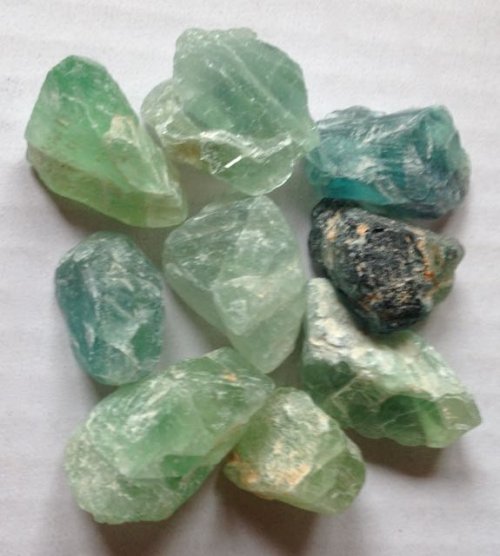 Vihreä fluoriitti raakapala / Green fluorite rough stone / Fluorite verte pierre brute