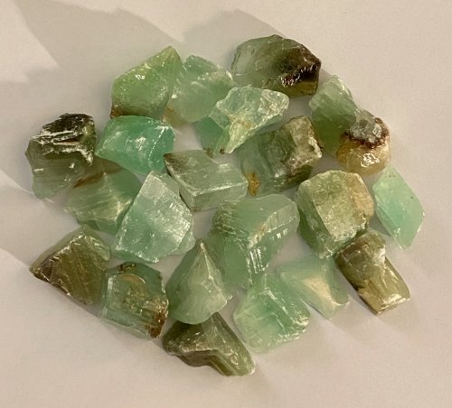 Vihreä kalsiitti raakakivi / Green Calcite rough stone / Calcite verte pierre brute