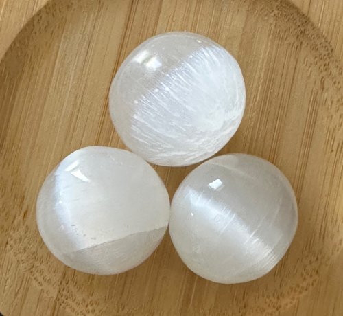 Seleniittipallo / Selenite ball / boule de sélénite