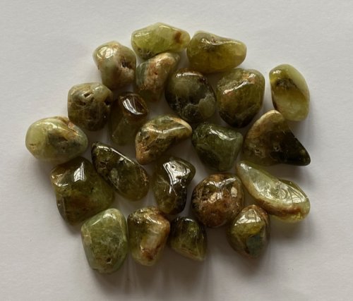 Vihreä granaatti (andradiitti)/ Green Garnet (Andradite)/ Grenat vert M 