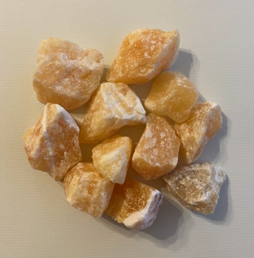 Keltainen kalsiitti raakakivi / Calcite jaune pierre brute / Yellow calcite rough stone